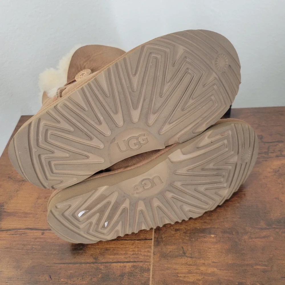 UGG Bailey Button Boots Kids Size 3 Chestnut Brown Suede Shearling 1017400K
